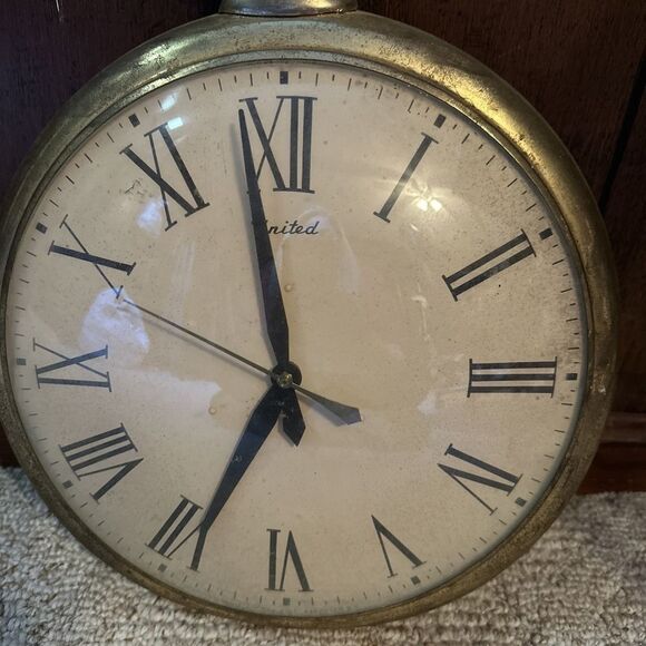 LG VINTAGE UNITED BRASS POCKET WATCH ELECTRIC WALL HANGING WALL CLOCK. - Picture 2 of 6